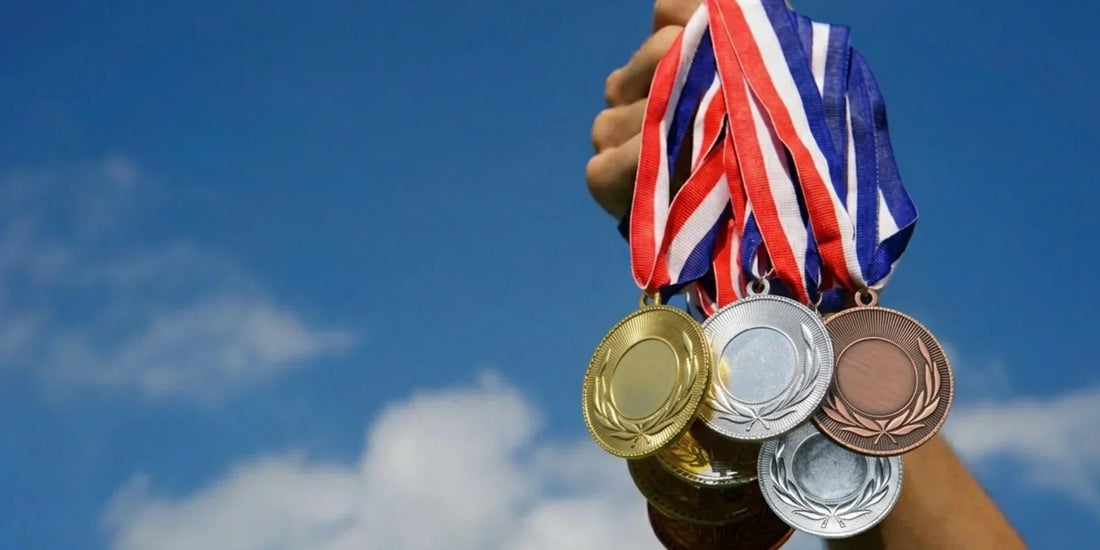 El poder de reconocer logros: cómo los trofeos y medallas inspiran a equipos y personas.
