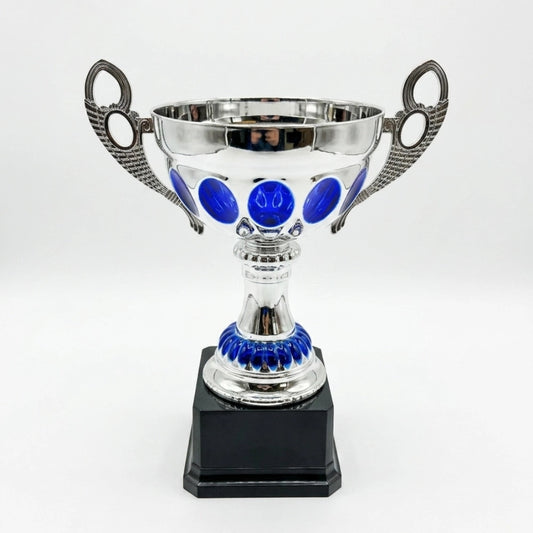 Copa Pequeña Plateada con Detalles Azules y Base Negra