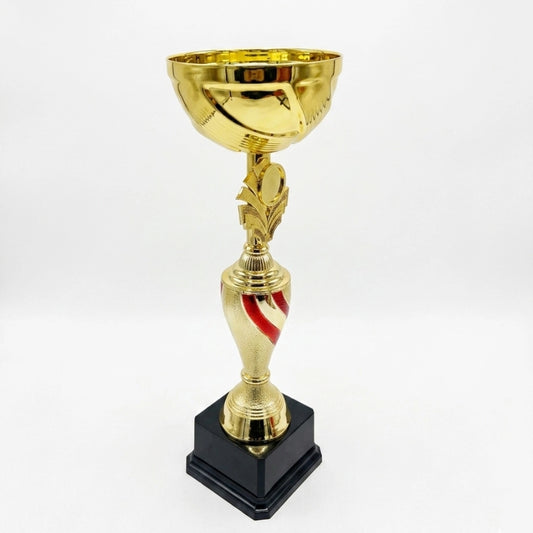 Copa Dorada con Detalles Rojos